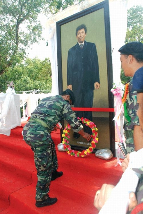 One of the KNF leaders laying floral wreath at the photograph of Nehlung Kipgen, founder of the outfit