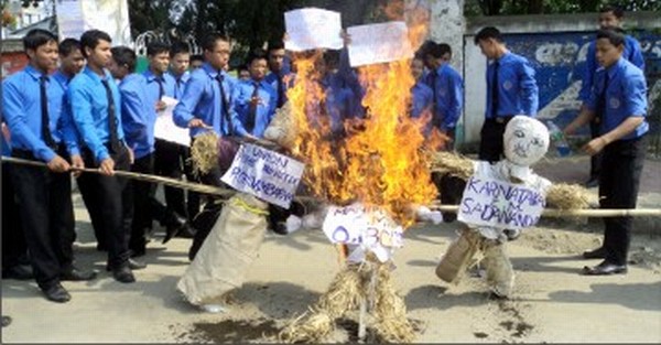 Students burning the effigies of PC and the two Chief Ministers 