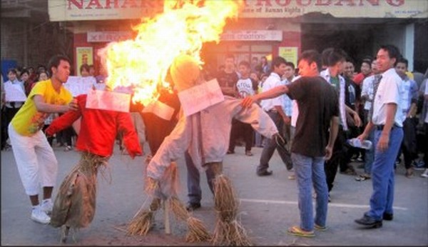 Student activists burn the effigies of political leaders to demand justice