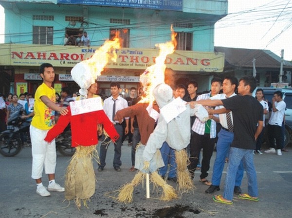 Agitated students burning the effigies of CMs of Manipur and Karnataka in protest