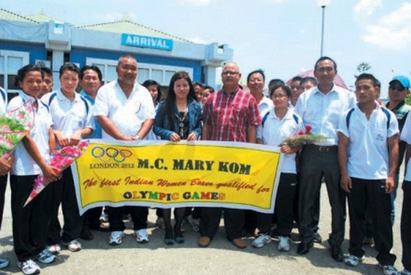 Five time world champion boxer MC Mary Kom (centre) being welcomed by officials of SAI NERC and coaches and players of SAI SAG at Tulihal Airport, Imphal as she arrived here today from New Delhi