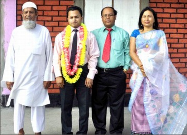 Md Ismat flanked by his teachers and father