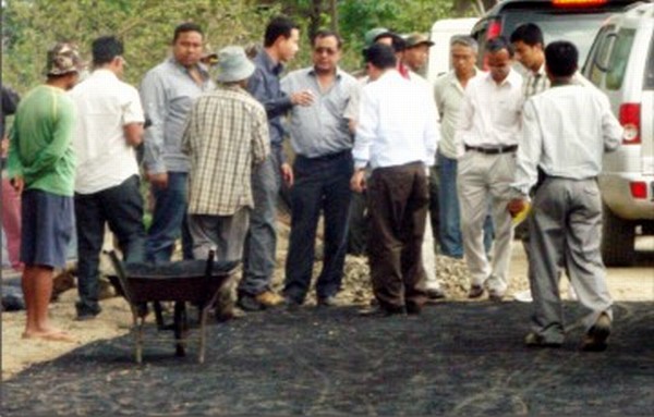 The official team inspecting the Mao-Imphal section of NH-2
