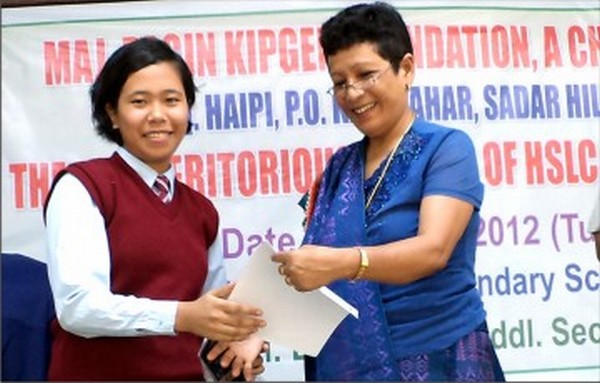 A student being felicitated at the occasion