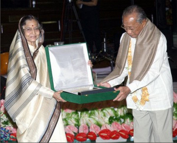 Rishang Keishing feted by President Patil