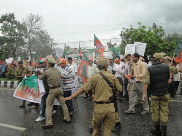 BJP members being stopped by police on their way to Chief Minister's bungalow to court arrest themselves