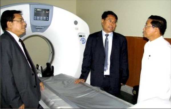 Health Minister Phungzathang Tonsing briefed on a machine