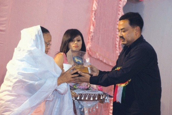 Education Minister Okendra handing over Manipur state award for literature to wife of Late SriBiren