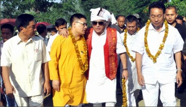 Jairam Ramesh with MLA Vungzagin Valte (left) and Ministers I Hemochandra, Francis Ngajokpa.