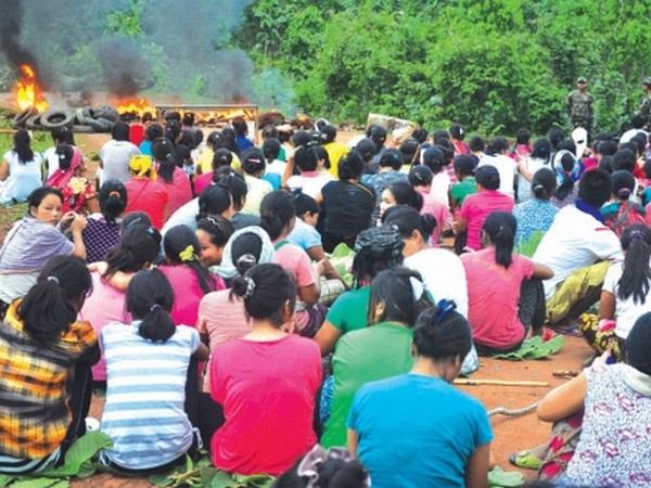 Imphal-Moreh Road being blocked in protest against move to deploy Cdos at Moreh