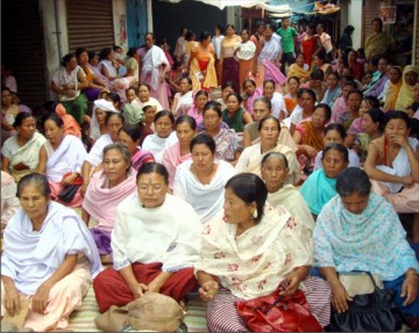 Women vendors stage sit-in-protest for ILP system in State
