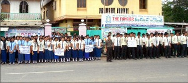 Students form human chain in Thoubal district to demand re-introduction of inner line permit