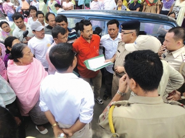 Police preventing JAC member, who try to sumbit a memorandum to CM in connection with the abduction of contractor Irungbam Irabanta, at Sanjenthong