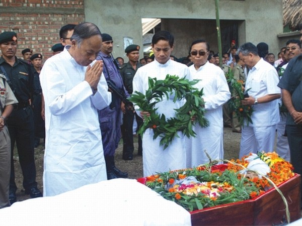 Chief Minister Ibobi paying last respect to W Nipamacha
