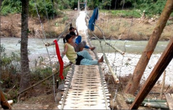 The suspension bridge installed by the villagers