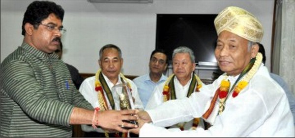 Chief Minister O Ibobi hands over a gift to R Ashoka