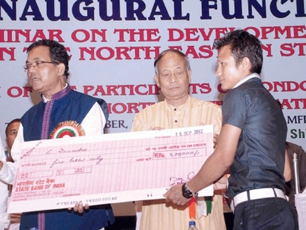 Union DoNER Minister Paban Singh Ghatowar presenting incentive reward to boxer Laishram Devevdro