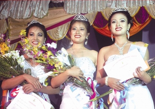 Miss Pineapple Queen, 2012 Yambem Pushparani (C) being flanked by 1st Runners Up Hawaibam Pinki (R), 2nd Runners Up Tingminkim Chongloi