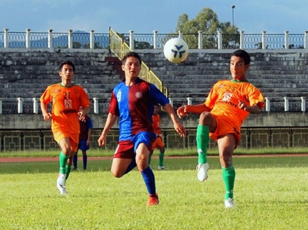 Lamginlen Kipgen (blue & maroon) of ESU, Wangkhei and Md Sohail Shah (Orange - right) NEROCA, Sangakpham vying for the ball during a match of the ongoing 7th Manipur State League organised by AMFA at Mapal Kangjeibung, Imphal