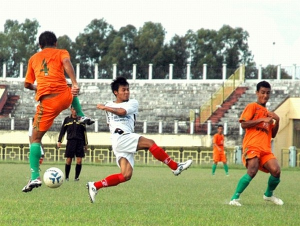Players of TRUGPU (white) and NEROCA (orange) vying for the ball during a match of the 7th MSL at Mapal Kangjeibung, Imphal 