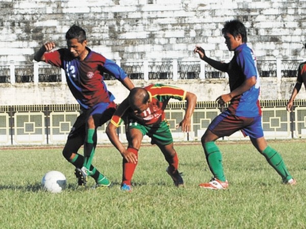 Players of ESU, Wangkhei and NEROCA, Sangakpham vying for the ball during a match of MSL