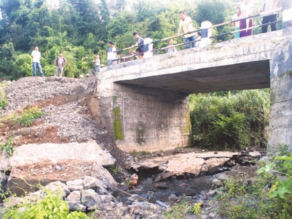 The troubled bridge over Thangsarok stream.
