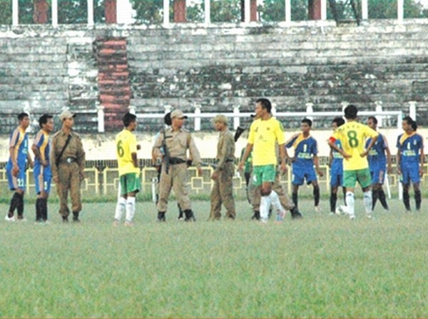 Scenes at the 7th MSL match: (left) Commandos controlling situation in the field 