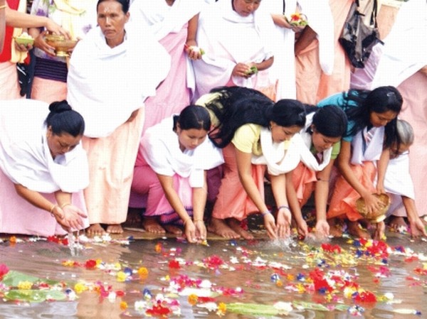 Floral tributes being offered to the departed souls of Langban Chara-tamba/Tarpan Katpa at Khongjom river 
