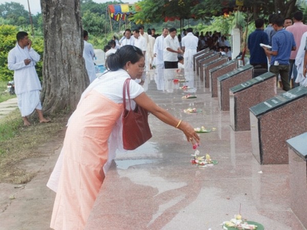 Floral tributes being offered to the departed souls of Langban Chara-tamba/Tarpan Katpa at June 18 Uprising Memorial complex