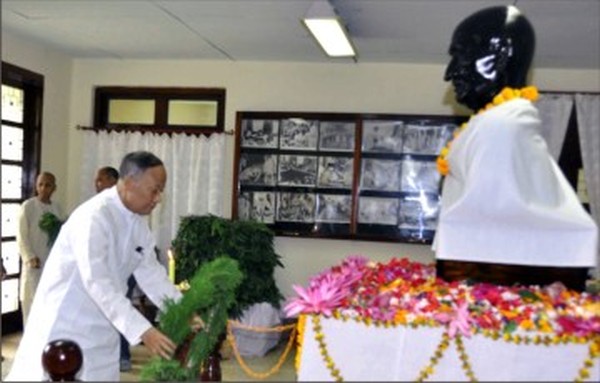 Chief Minister leads the others in paying tribute to the Mahatma