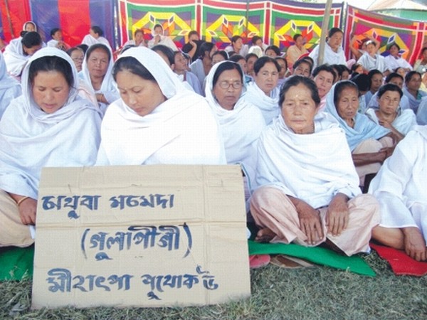 Womenfolk protesting against killing of Gulapi at Heingang.
