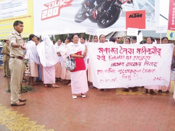 Womenfolks demanding justice to Thiyam Rajen, who was reported missing but found killed near a police station in WB