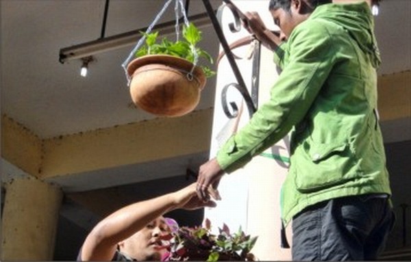 Flower pots being put up at Ima Keithel