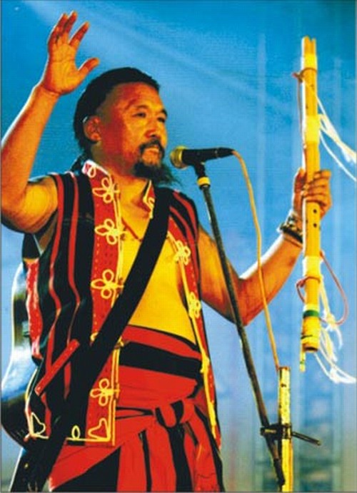 Guru Rewben Mashangva performing at an event