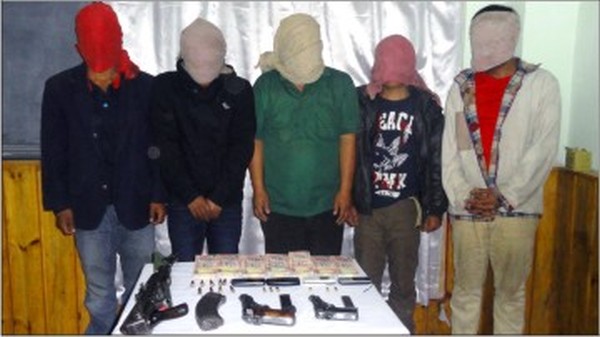 The arrested militants along with the seized guns and ammos