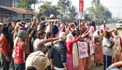 Protestors block the Imphal-Moreh road in Thoubal district HQs to protest Naoba's killing
