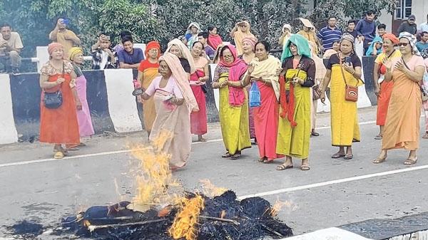Manipur violence : Protesters burn effigies of PM, HM, CM, Sarda