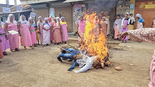 Sit-ins continue; effigies of PM, UHM and CM burnt