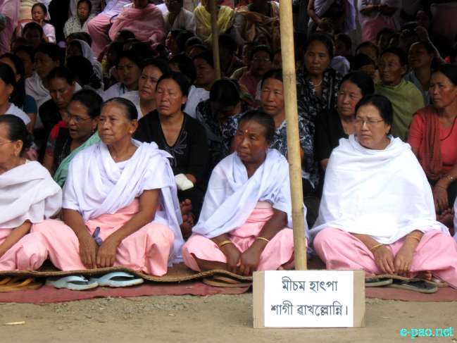 Sit-in-protest at Sangakpham Bazaar, Imphal :: 04 August 2011