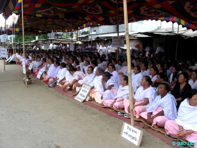 Sit-in-protest at Sangakpham Bazaar, Imphal :: 04 August 2011