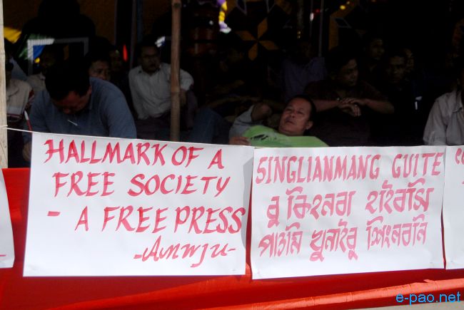 Journalists' sit-in-protest against threat :: 22 July 2010