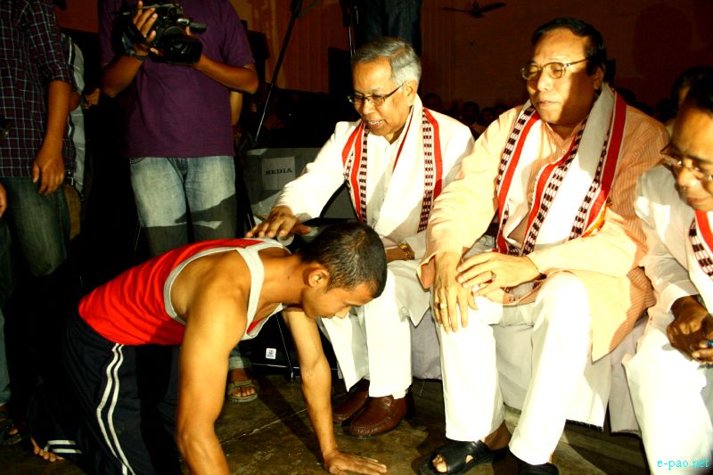 Maibam Itomba Meitei : Guinness world Record attempt in action pull up at JN Dance Academy, Imphal :: 14 October 2012
