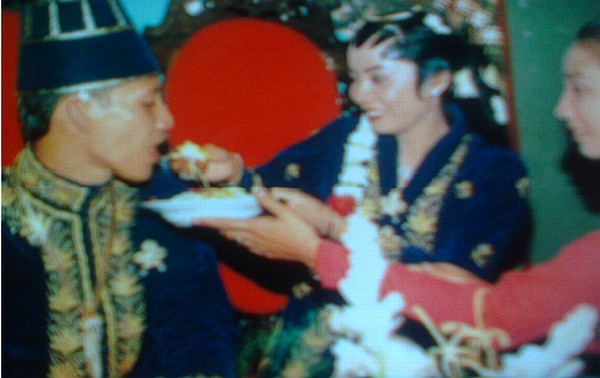 An Indonesian couple on the day of their marriage