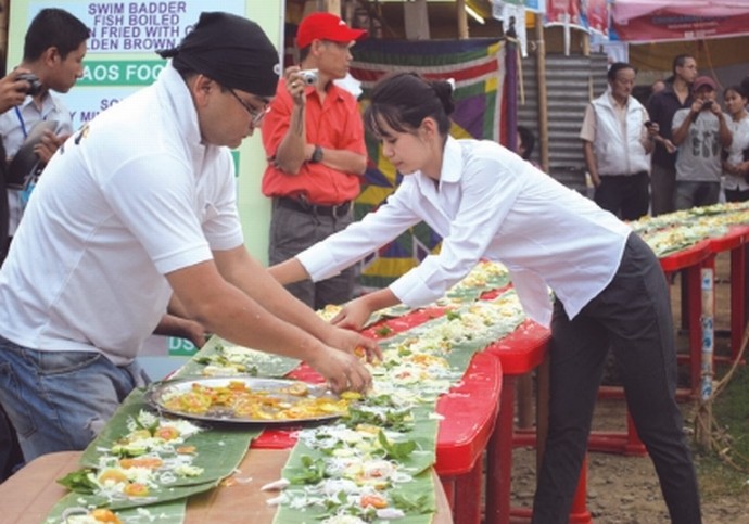 Attempt to make the longest green salad (100 metres) in India using a total of 781.3 kgs of onion, cucumber, tomato, cabbage, watermelon, coriander, mint and banana leaves besides cheese and spices within 90 minutes at the International Chinjak Fest