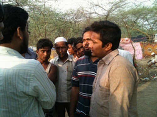 Rohingyas talking with delegation members 