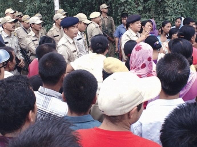 Controling mob: Cops trying to pacify angry residents of Thoubal Leishangthem