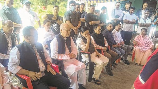 INDIA Bloc leaders visit bereaved families